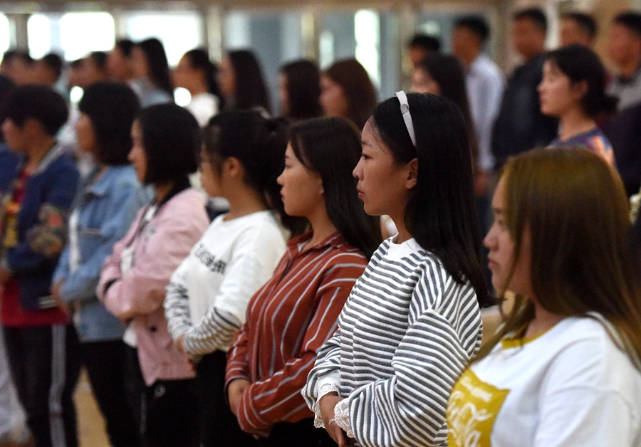 空中乘务专业美女老师应邀为非专业学生讲授礼仪课获赞