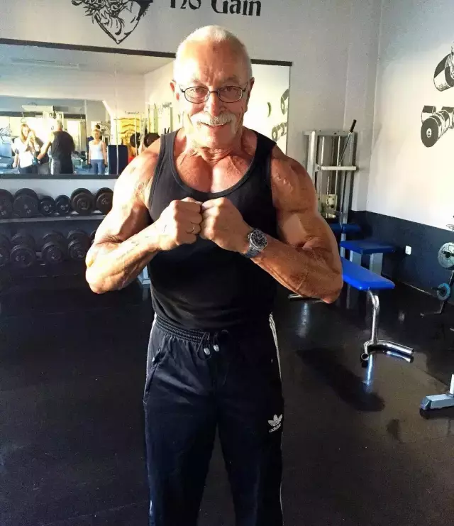 73歲老大爺和27歲「小情人」玩健身，這大概是男人都夢想的畫面！