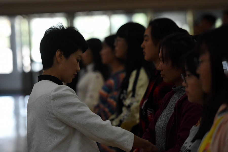 空中乘务专业美女老师应邀为非专业学生讲授礼仪课获赞