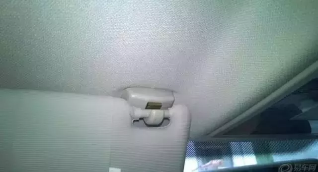 千万不要小瞧车上的遮阳板,关键时刻妙用有益处!
