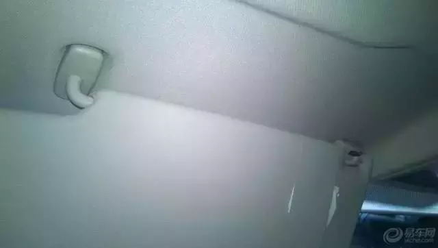 千万不要小瞧车上的遮阳板,关键时刻妙用有益处!