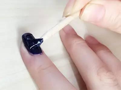 底胶怎么样才算烤干（涂甲油胶最容易忽略的细节）