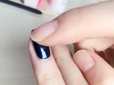 底胶怎么样才算烤干（涂甲油胶最容易忽略的细节）