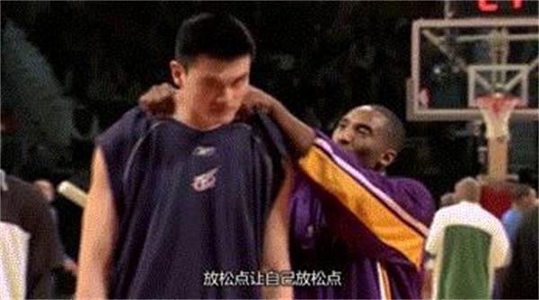 姚明在火箭的时候哈登在吗(姚明在NBA人缘有多好？哈登送“熊抱” 科比为他揉肩)