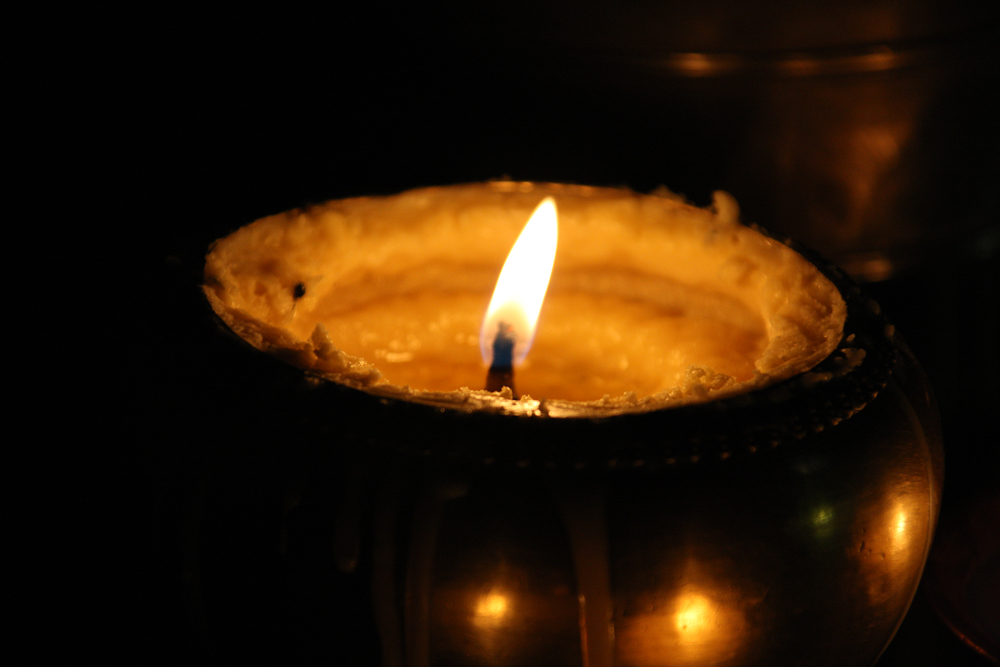 原来,早在一千多年前,我们的祖先就已经可以用人肉提炼石油和点灯了