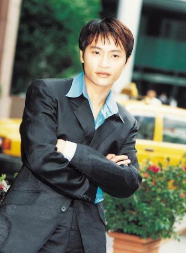 47岁小帅虎陈志朋近照,晚节不保变妖男,老婆张恒现这样!