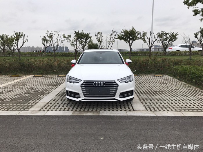 2018款奥迪A4L时尚白色版官方图片展示