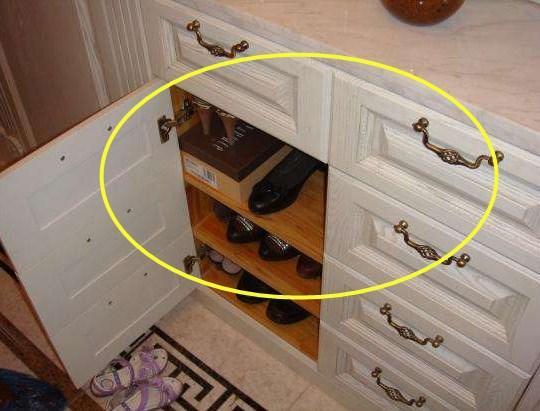 邻居家凿鞋柜竟砸掉我家一半公共墙，头回遇到这种事，谁来评评理