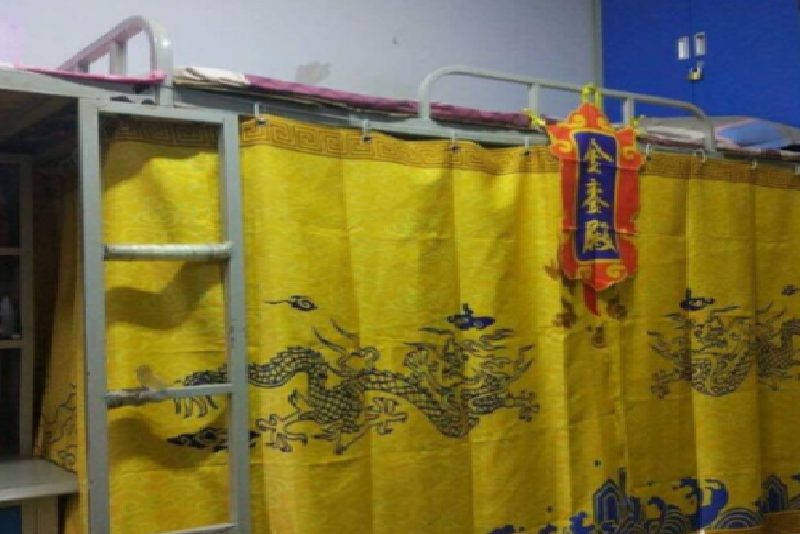 大学睡在我上铺的兄弟背景实力雄厚啊，万人之上