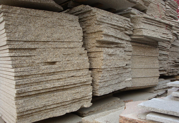 在一起的石头,这本质上和我们平时大街上看到的花岗岩并没有什么区别