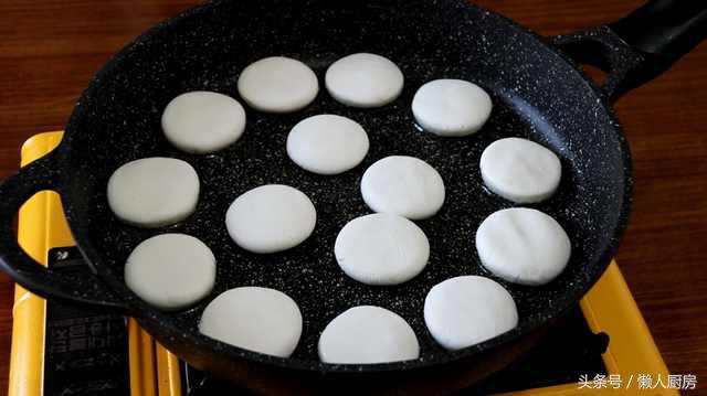 手把手教你做红糖糍粑，用糯米粉做更简单，口感软糯香甜