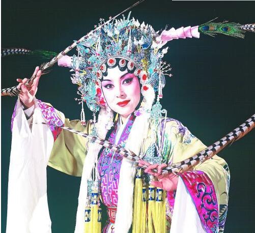 11岁学戏20岁出头演《西游记》，嫁穷学生恩爱30年，现为昆曲名家