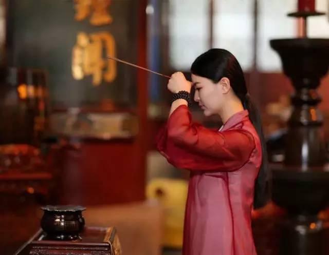 大拇指顶着香的尾部①将香点燃三,上香的手势,应该注意67这三点,应