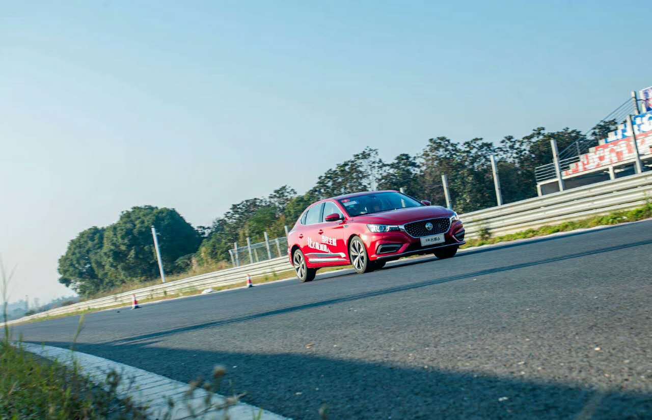 15万的轿跑，20多万的配置，高性能车就这么烧钱？