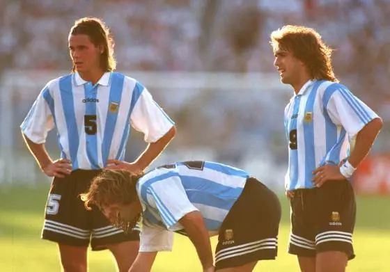 94世界杯阿根廷希腊(优雅而不失刚毅，现今足坛再无如此后腰，94年世界杯成大师绝唱！)