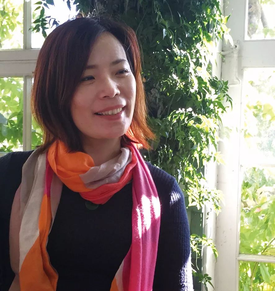 青山隐隐水迢迢，秋尽江南草未凋