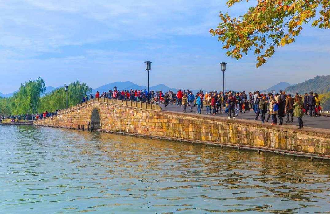 有去過杭州西湖旅遊的,都會知道,在西湖景區內,有一座石橋名叫斷橋