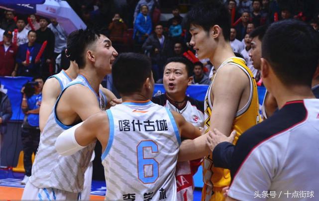 nba为什么穿裆过人是侮辱(广厦球员被亚当斯穿裆戏耍却反遭网友骂：技不如人，还故意伸腿！)