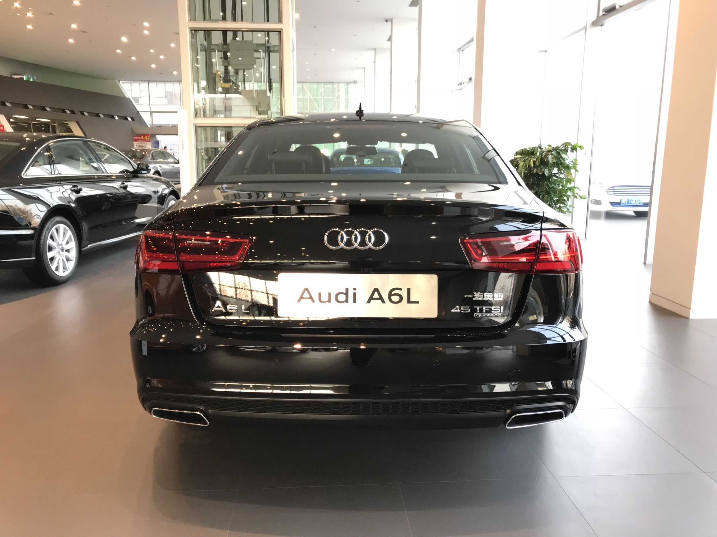 试A6L 45TFSI：V6机械增压全时四驱，落地50万和乞丐版5系一个价