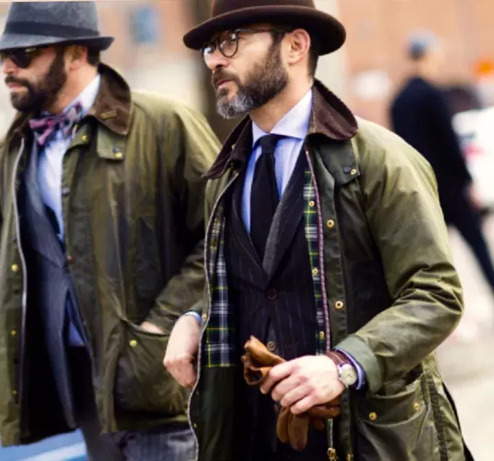 这年头型男手上都有一件「Barbour」