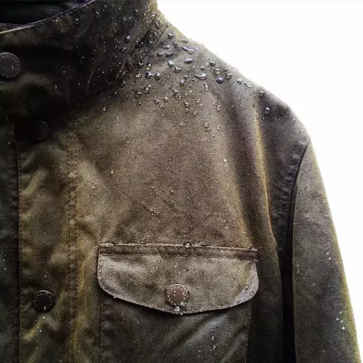 这年头型男手上都有一件「Barbour」