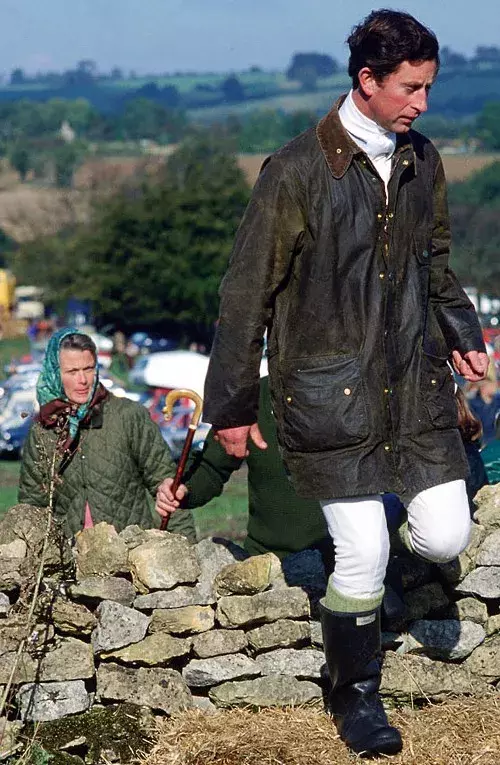 这年头型男手上都有一件「Barbour」