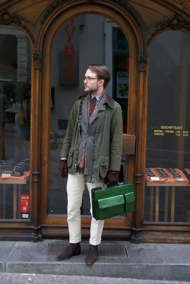 这年头型男手上都有一件「Barbour」