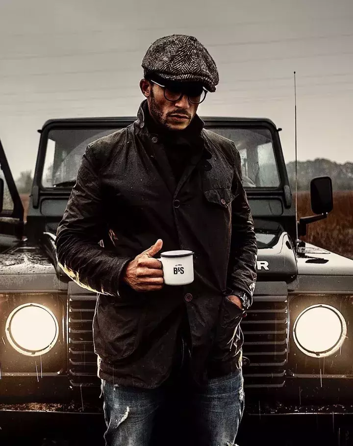 这年头型男手上都有一件「Barbour」