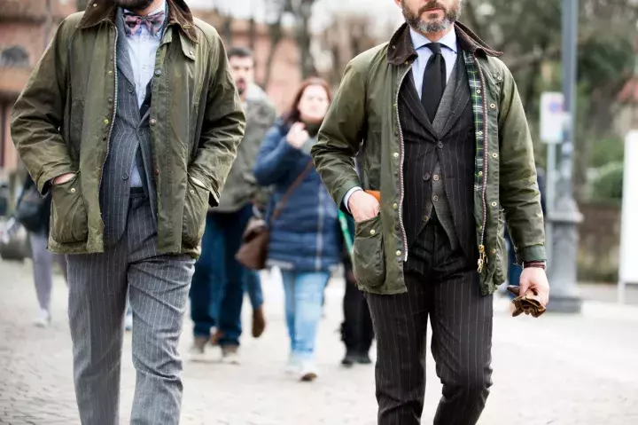 这年头型男手上都有一件「Barbour」
