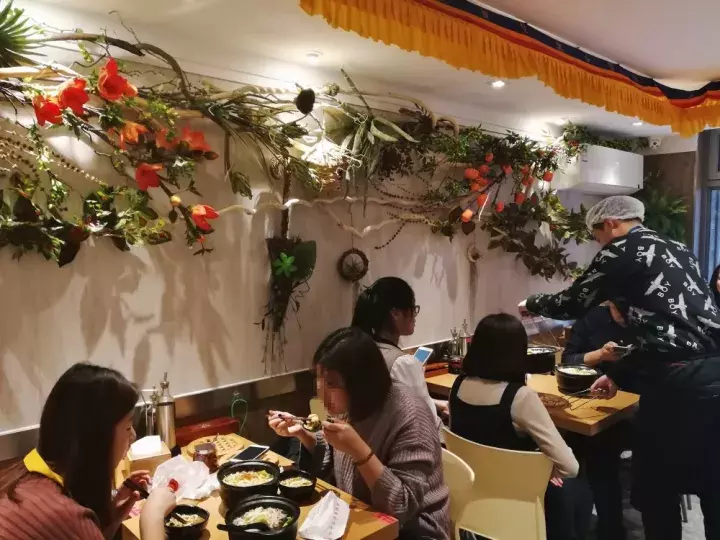 一家开了10年的米线店都有啥？除了脑洞大开的美味，还有腔调！