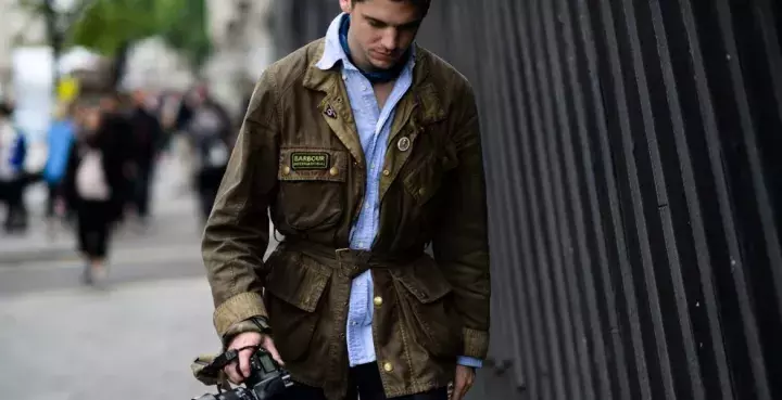 这年头型男手上都有一件「Barbour」