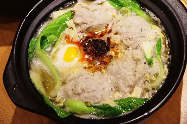 一家开了10年的米线店都有啥？除了脑洞大开的美味，还有腔调！