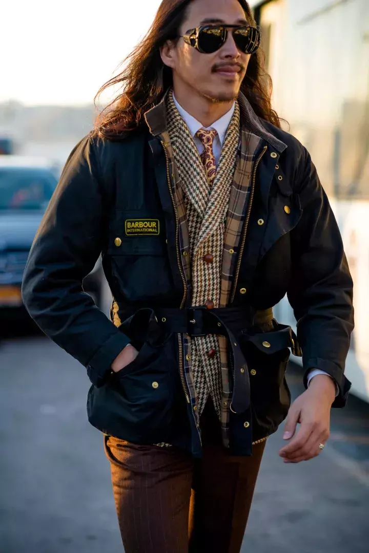 这年头型男手上都有一件「Barbour」