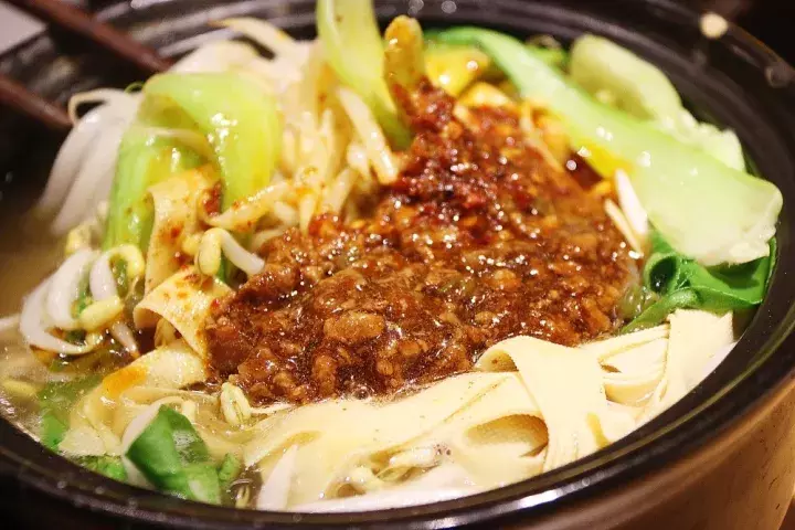 一家开了10年的米线店都有啥？除了脑洞大开的美味，还有腔调！