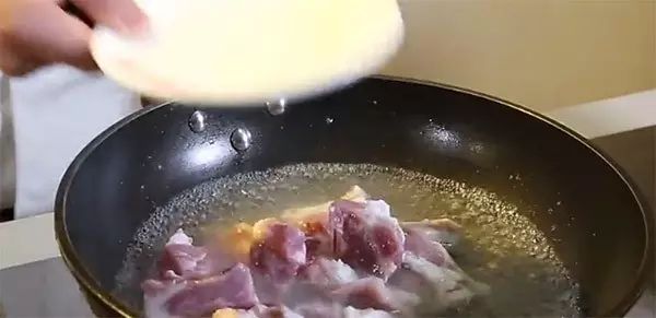 孕中期补钙好食谱 海带炖排骨 增强胎儿骨骼发育