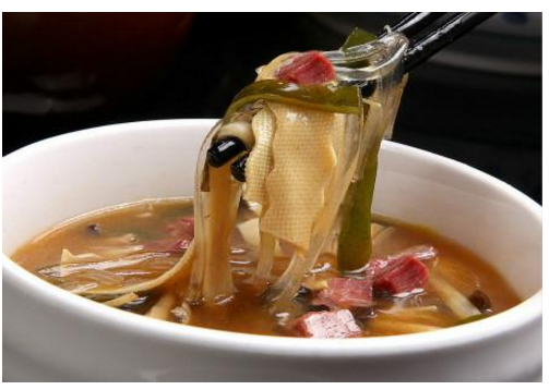 配餐的葡萄酒要能合得上這家餐館的招牌菜，并和就餐環(huán)境相得益彰
