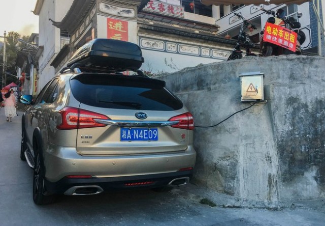 比亚迪秦充电怎么办？牛人教你手动安装充电器