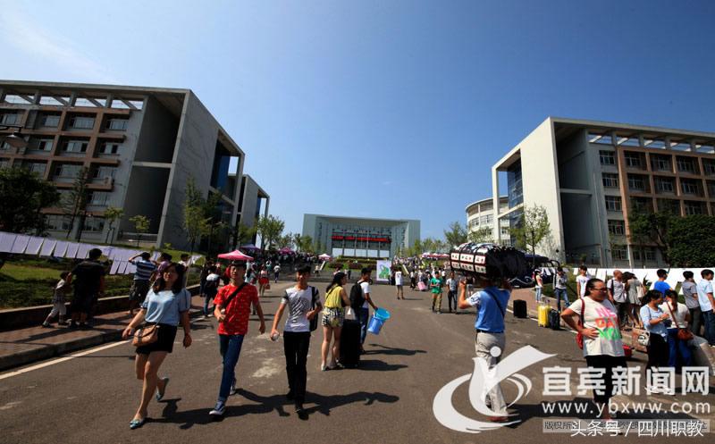 四川仅有7所学校入选这份名单：中职学校有5所，大学才2所