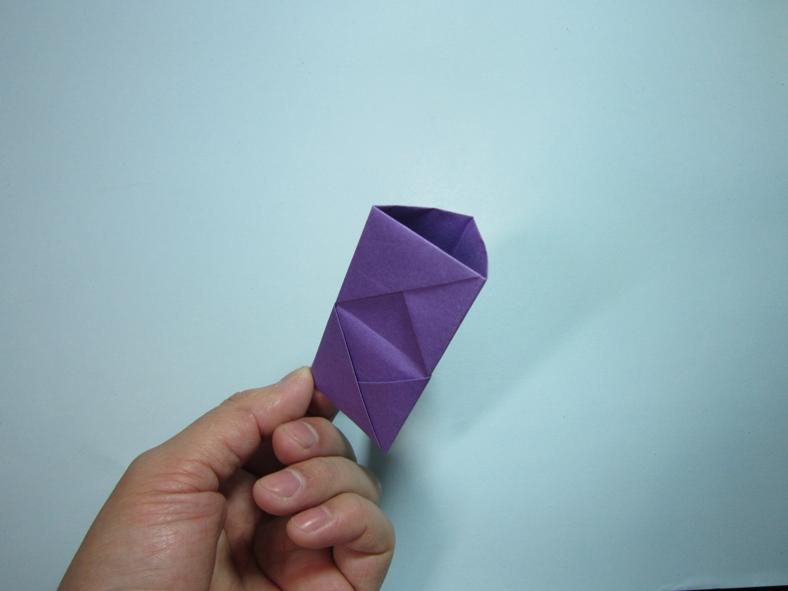 用卡纸做笔筒的方法 -骁龙网