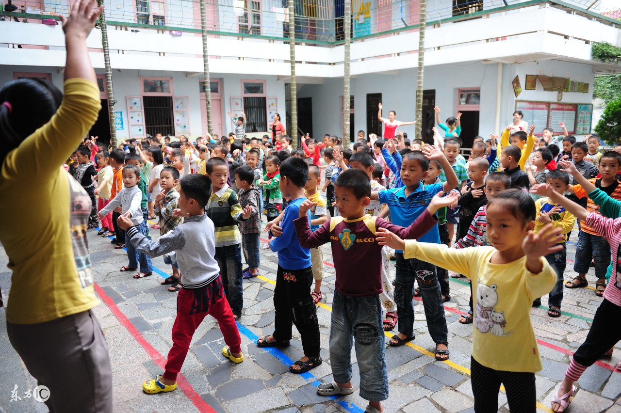 幼儿园10个体育小游戏，丢手绢跑火车搭山洞等，陪孩子玩出童乐