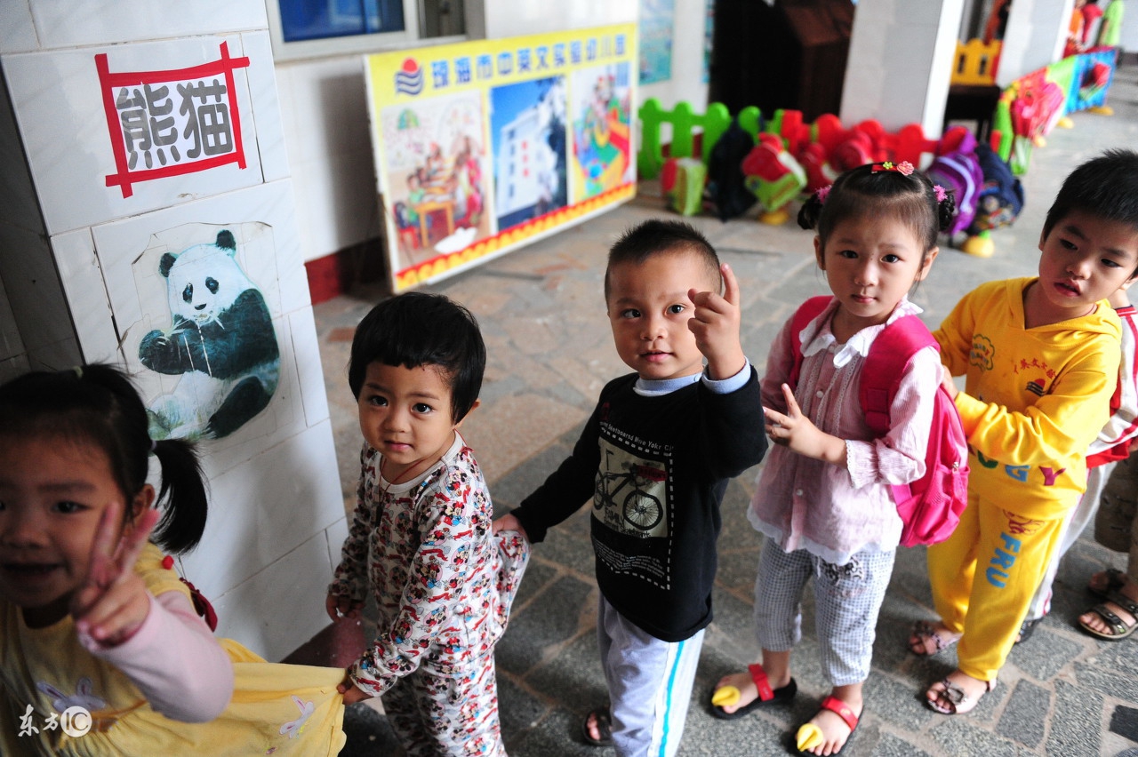 幼儿园10个体育小游戏，丢手绢跑火车搭山洞等，陪孩子玩出童乐