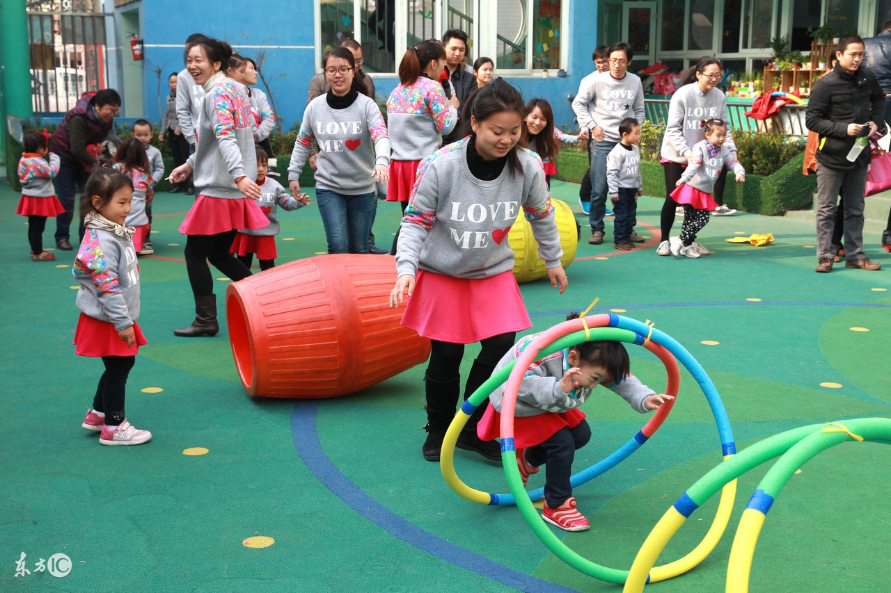 幼儿园10个体育小游戏，丢手绢跑火车搭山洞等，陪孩子玩出童乐