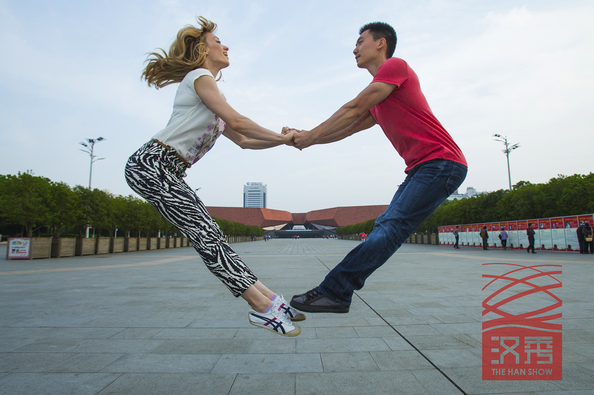 汉秀神话情侣唐琮洋  塔雅,悬浮图片席卷武汉(图集)