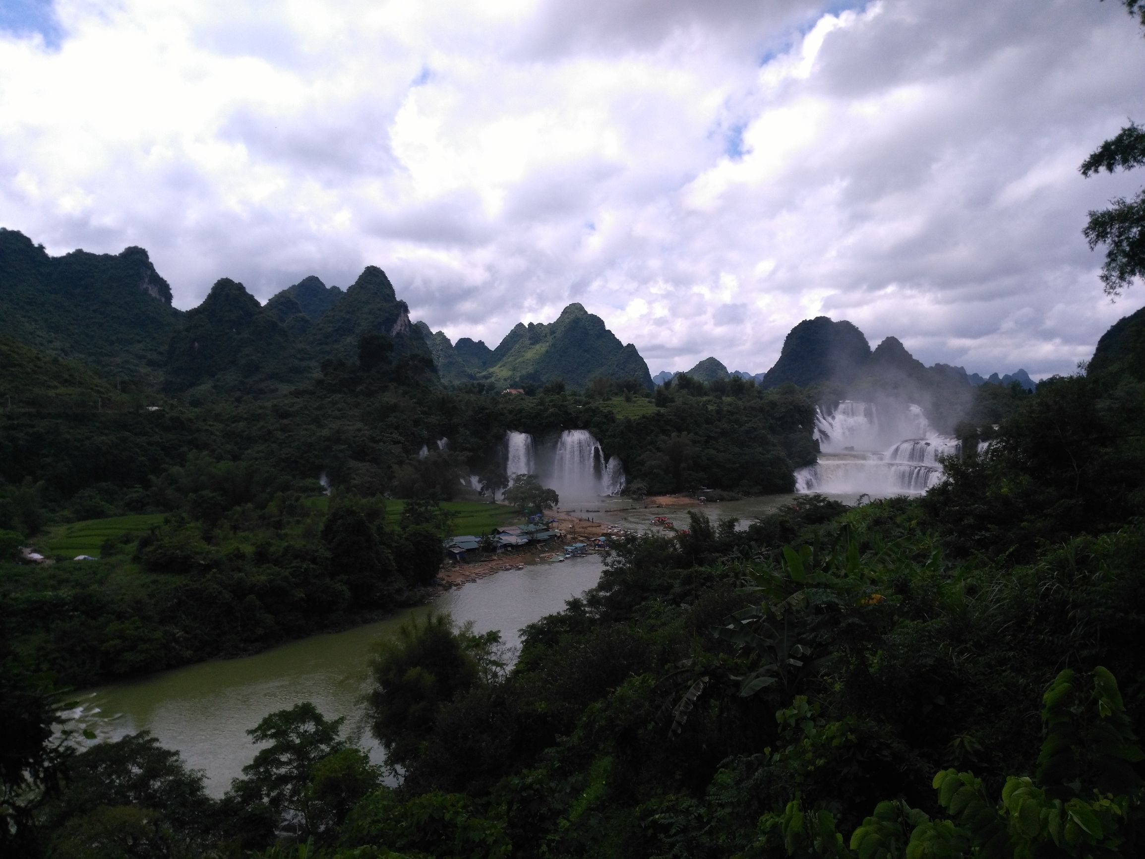 一路旅程一路歌(《游德天瀑布感怀》三首)