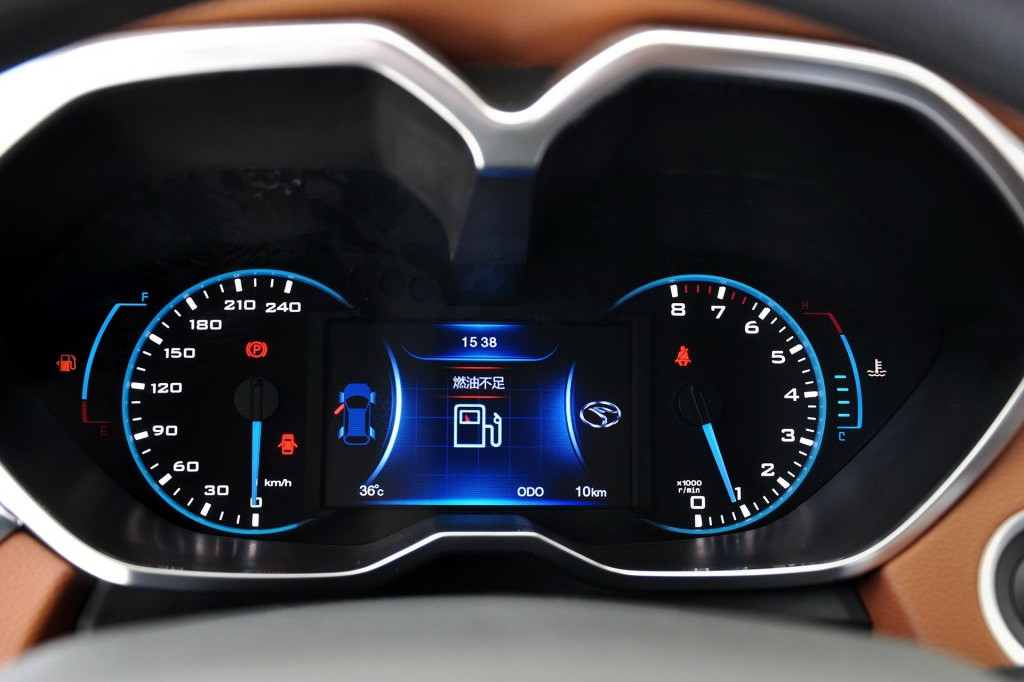 仪表盘看上去不是很好,显得很廉价,仪表盘颜色看着很山寨的感觉,建议