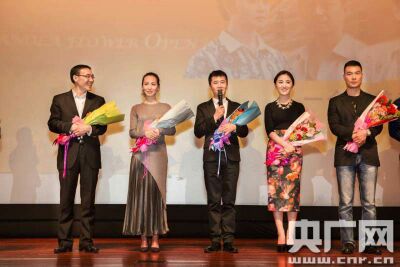 电影《油菜花儿开》在郑州举行首映式