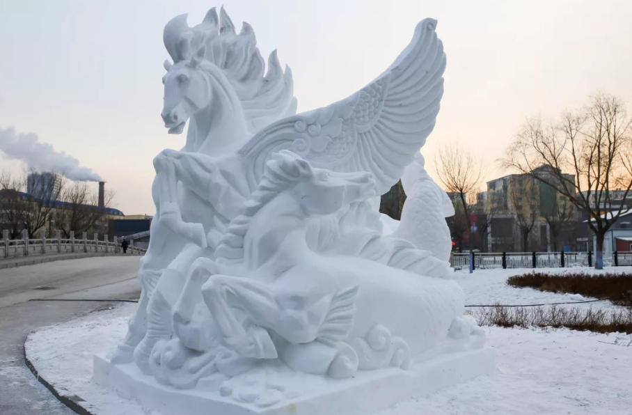 别人家的大学：地处热带的泰国队获得雪雕大奖