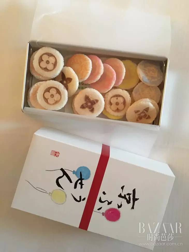 范冰冰和刘嘉玲竟然搭乘友谊的飞机，穿着LV一起去东京“旅行”了！