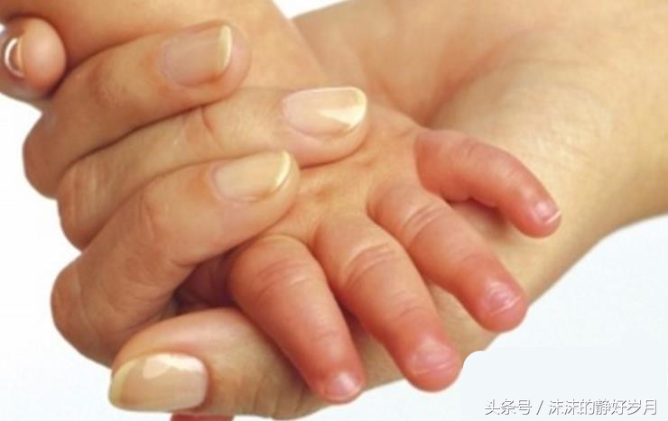 指甲上的半月出现深红色,可能是心脏病的症状,而暗白色,则是贫血