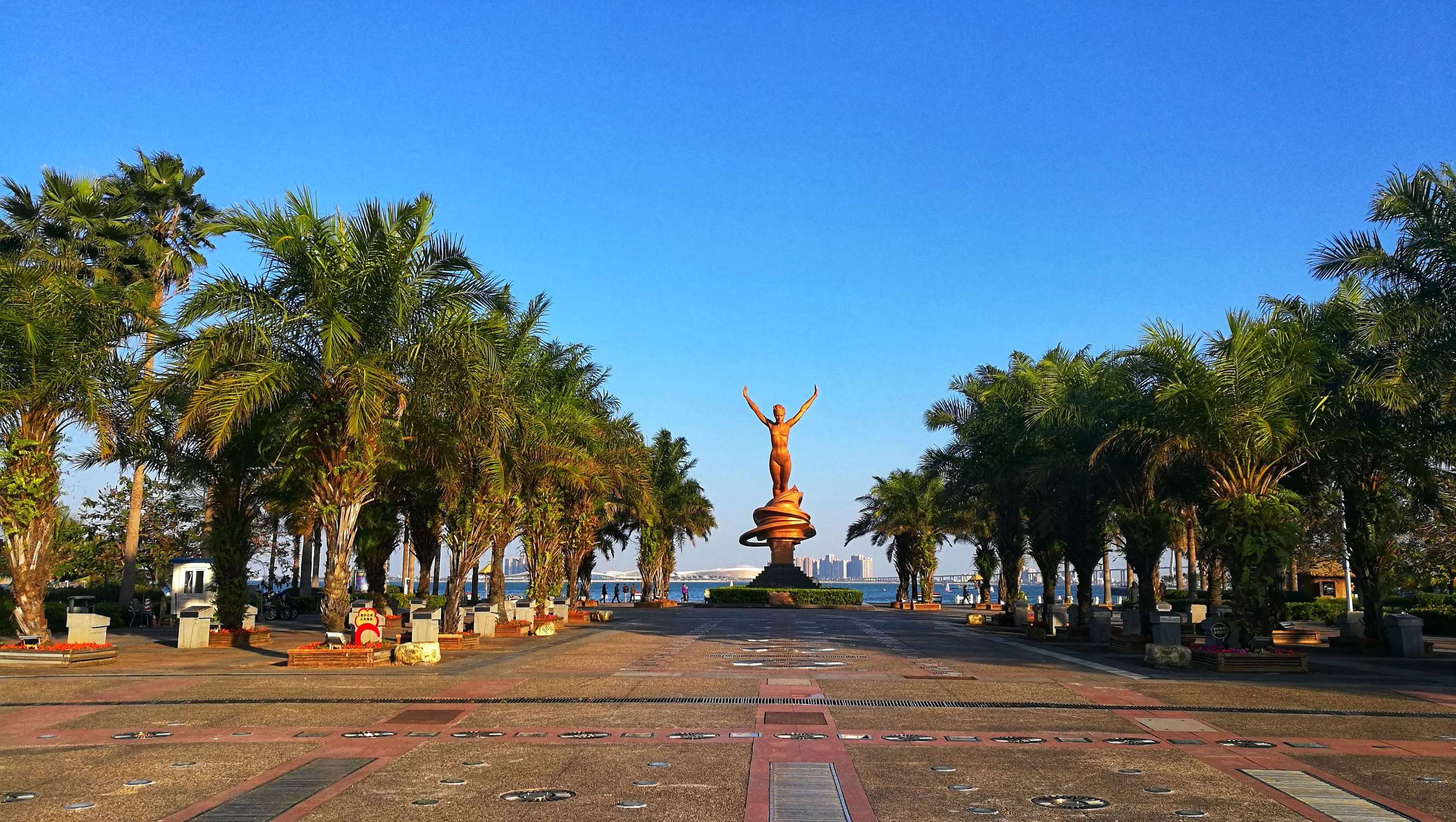 金沙湾滨海休闲旅游区位于赤坎区东部的海湾西岸,是湛江城市休闲中心